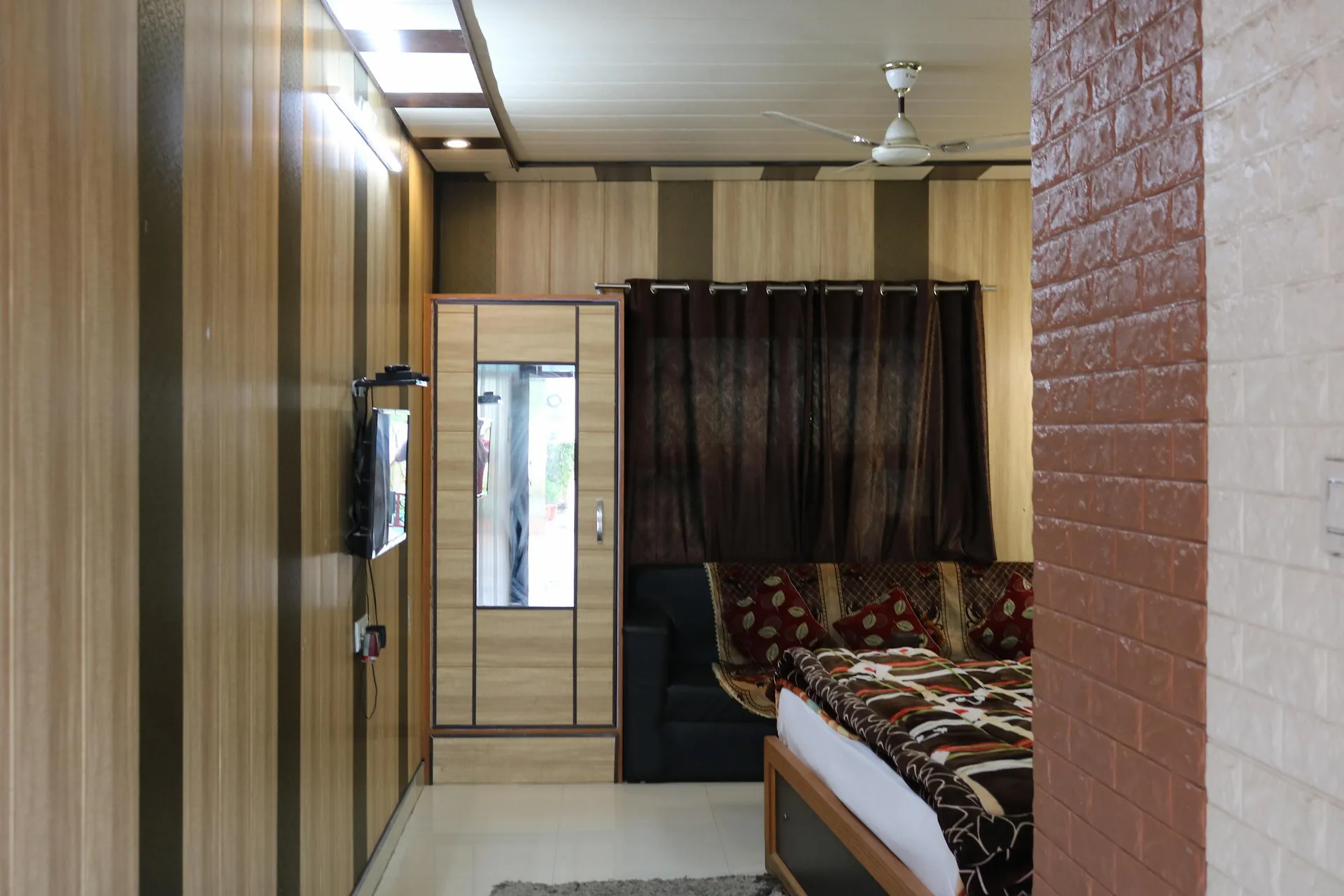 Hotel Suri ( 2kms From Sangam) - Rudraprayag Room