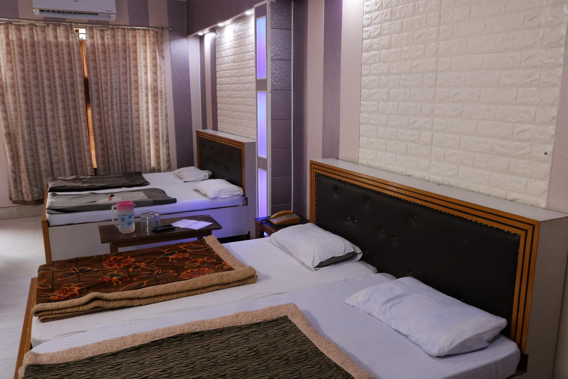 Hotel Suri ( 2kms From Sangam) - Rudraprayag Room