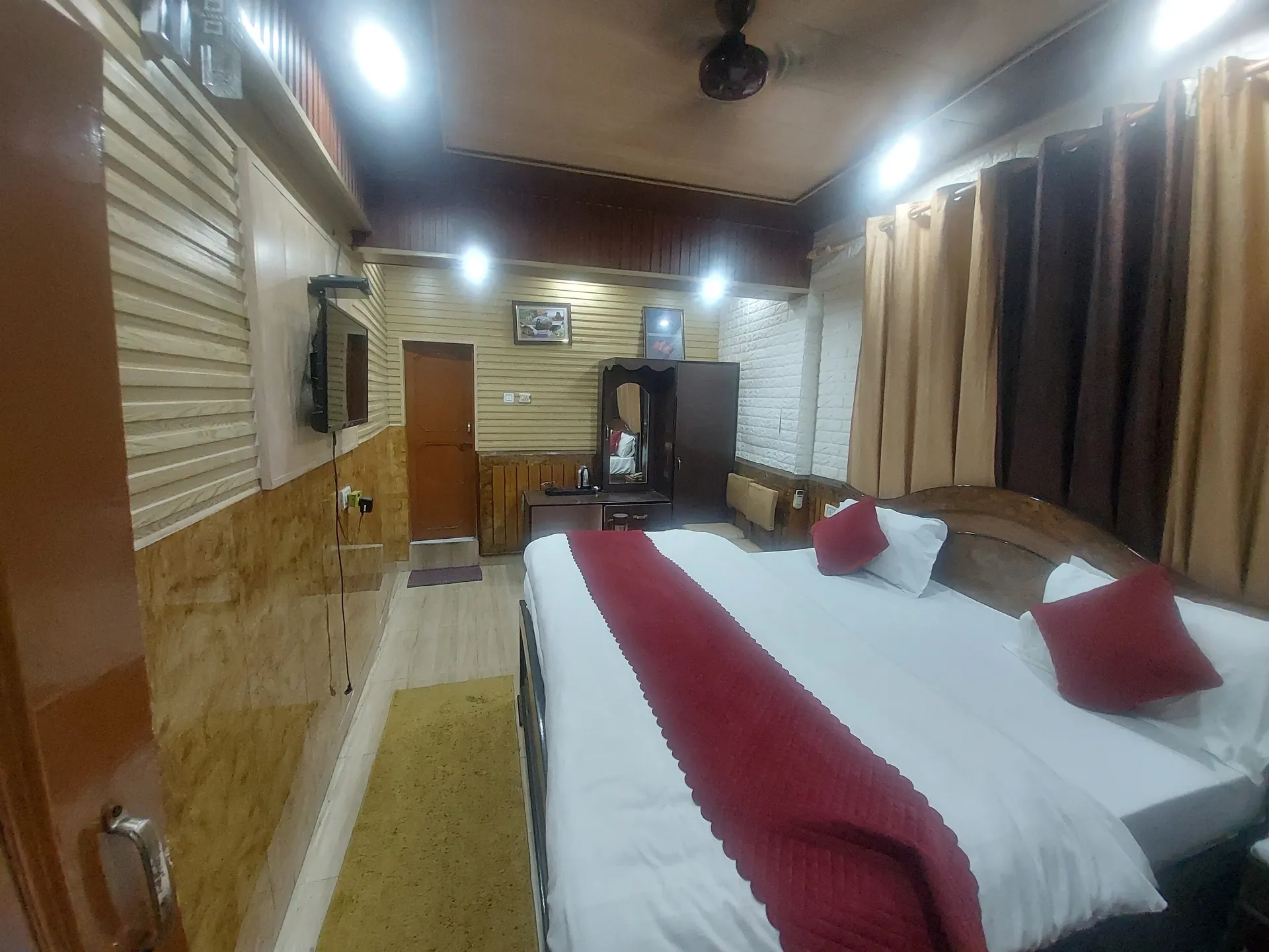 Hotel Suri ( 2kms From Sangam) - Rudraprayag Room