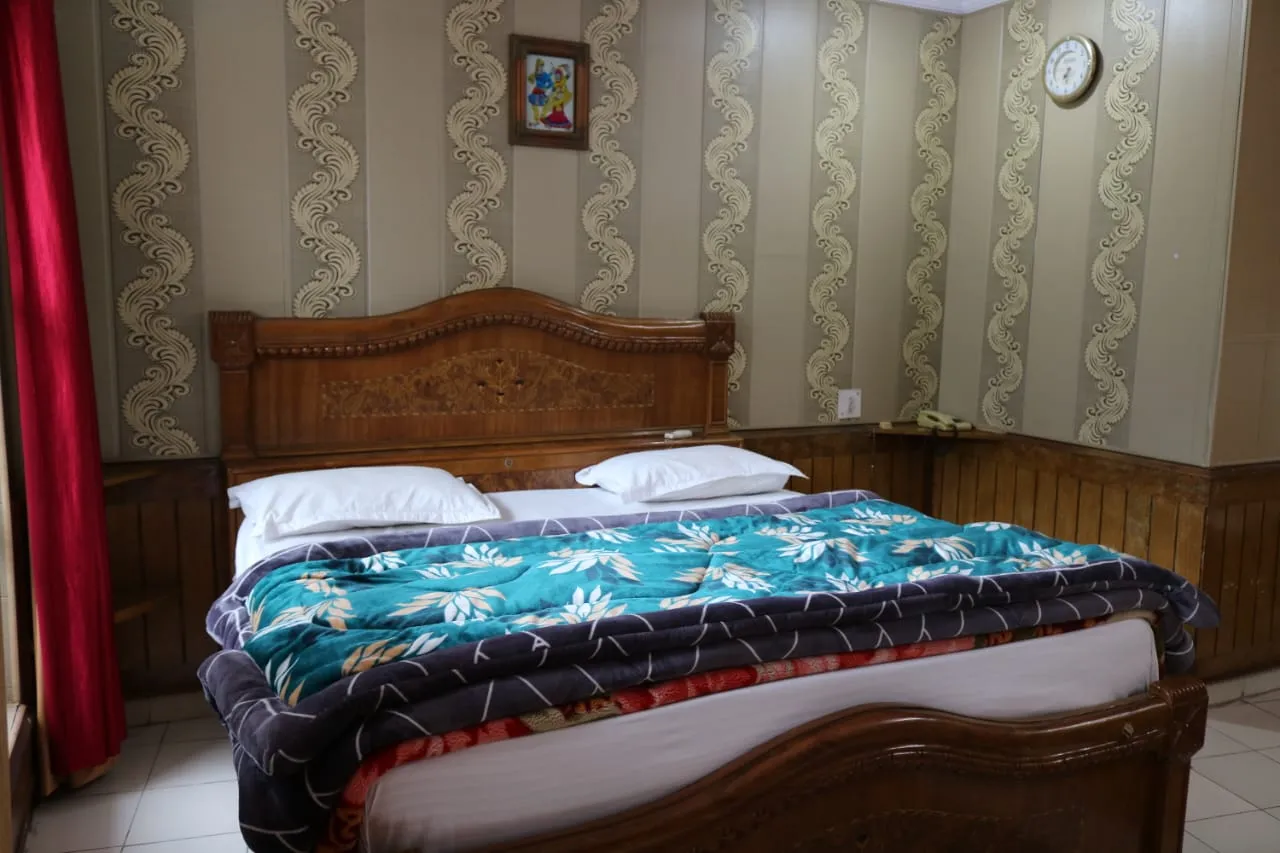 Hotel Suri ( 2kms From Sangam) - Rudraprayag Room