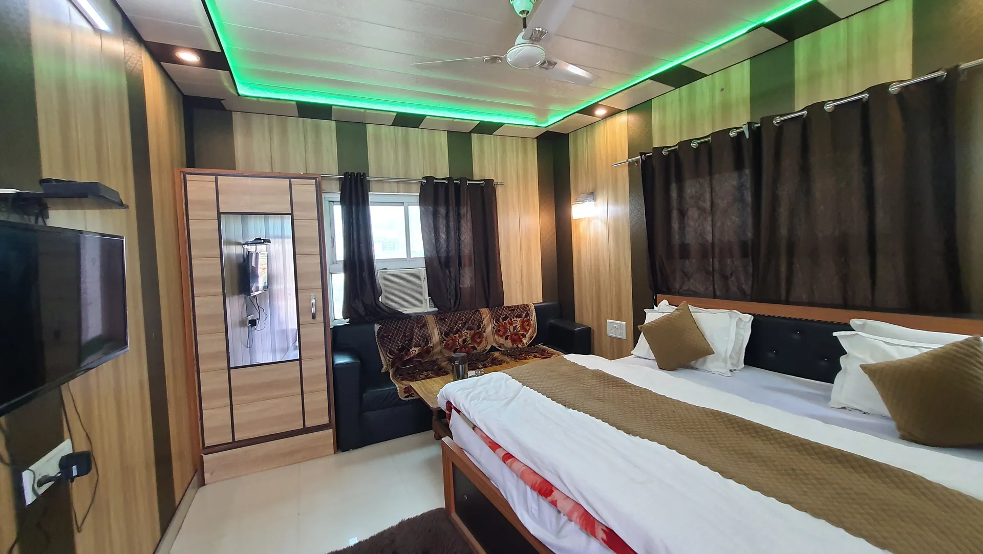 Hotel Suri ( 2kms From Sangam) - Rudraprayag Room