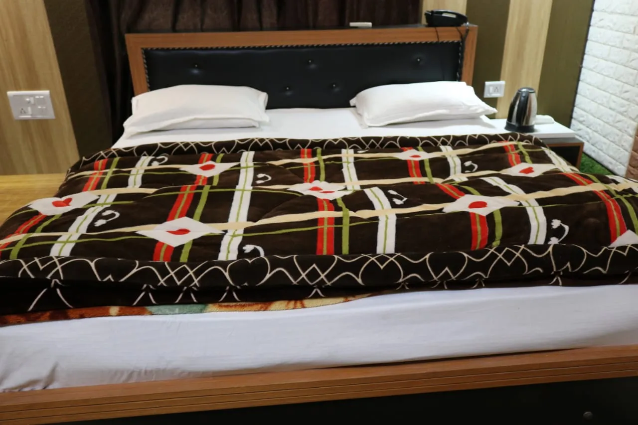 Hotel Suri ( 2kms From Sangam) - Rudraprayag Room