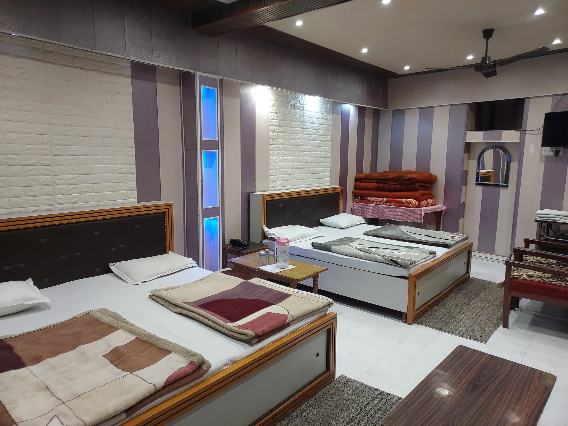 Hotel Suri ( 2kms From Sangam) - Rudraprayag Room