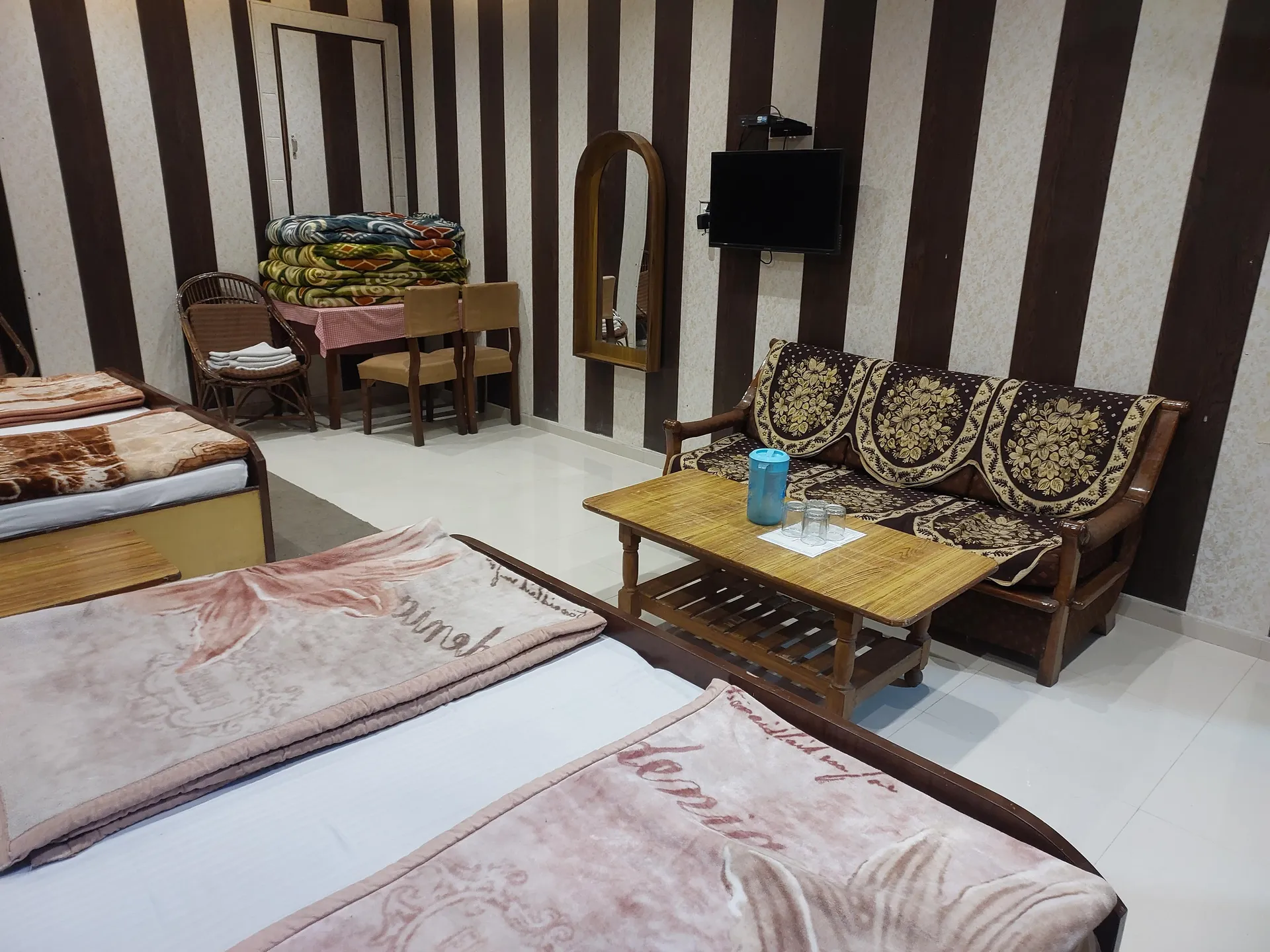 Hotel Suri ( 2kms From Sangam) - Rudraprayag Room
