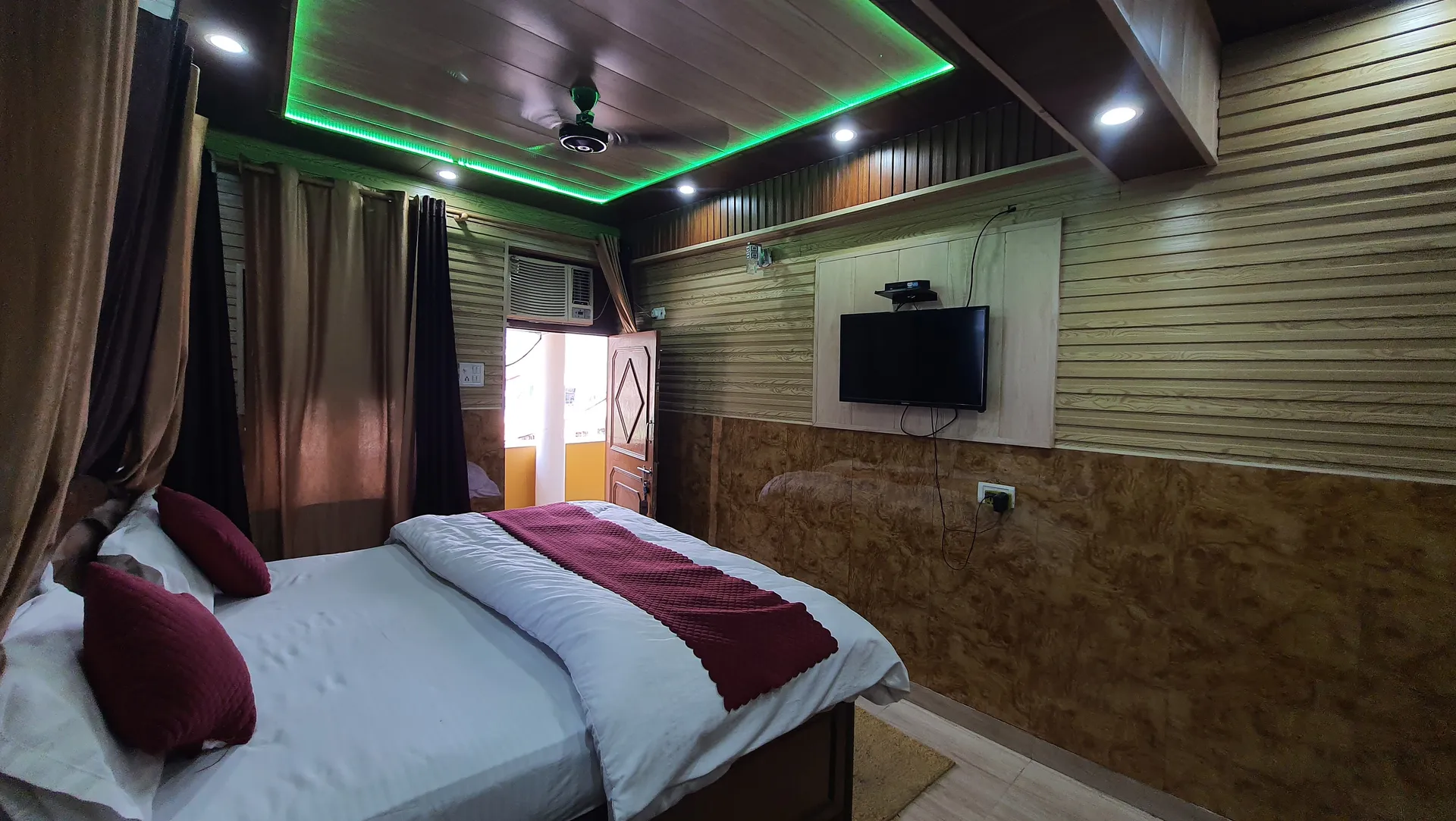 Hotel Suri ( 2kms From Sangam) - Rudraprayag Room