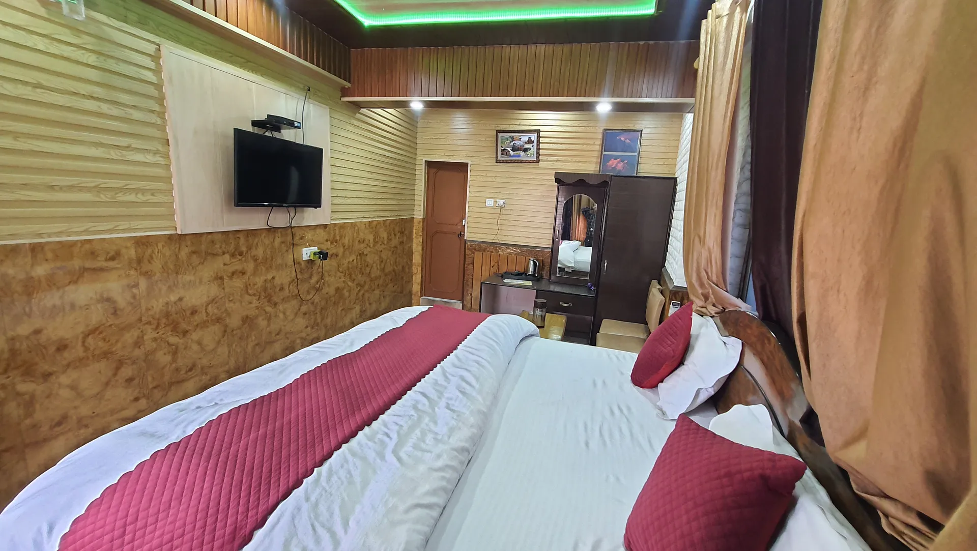 Hotel Suri ( 2kms From Sangam) - Rudraprayag Room