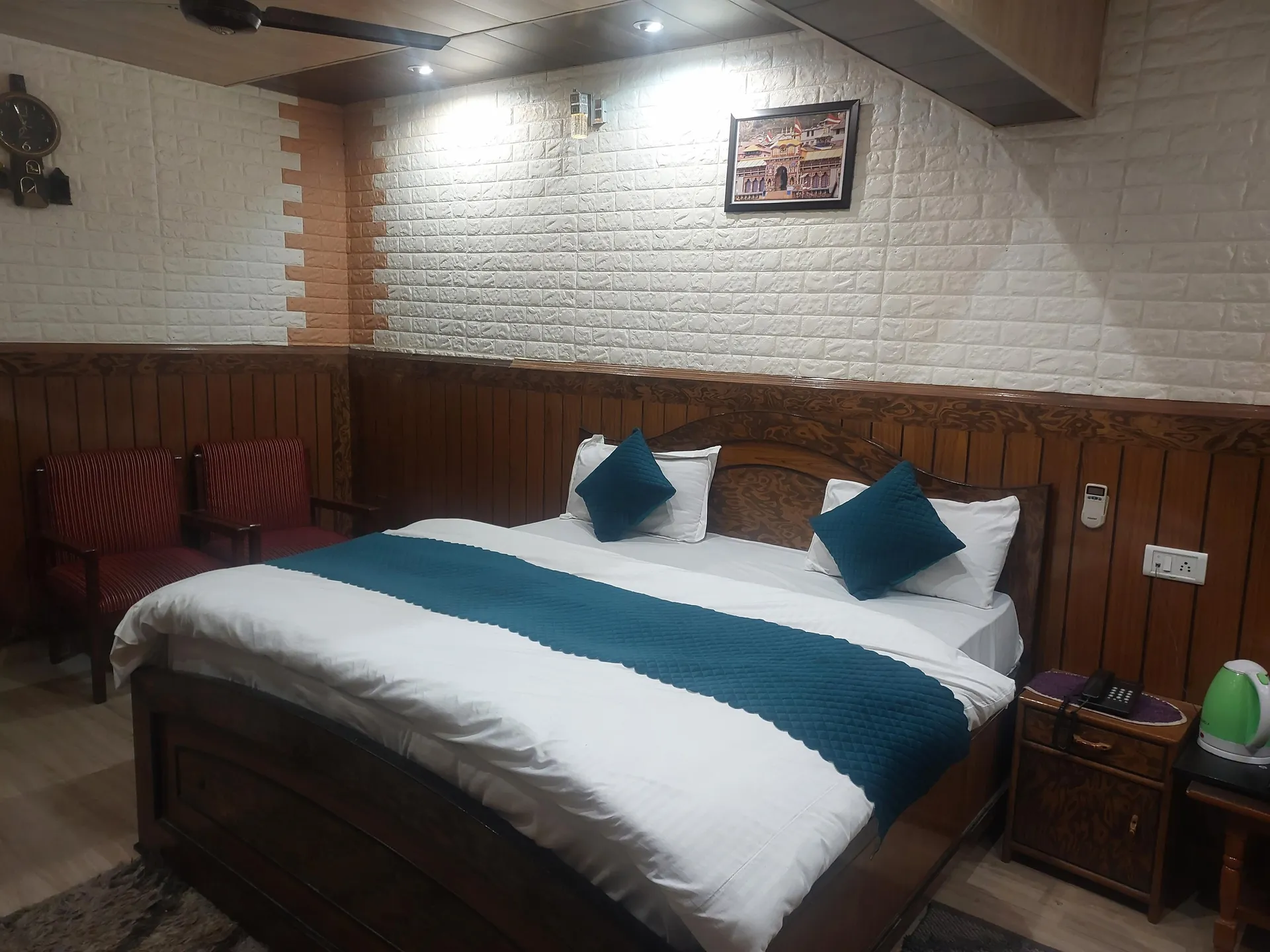 Hotel Suri ( 2kms From Sangam) - Rudraprayag Room