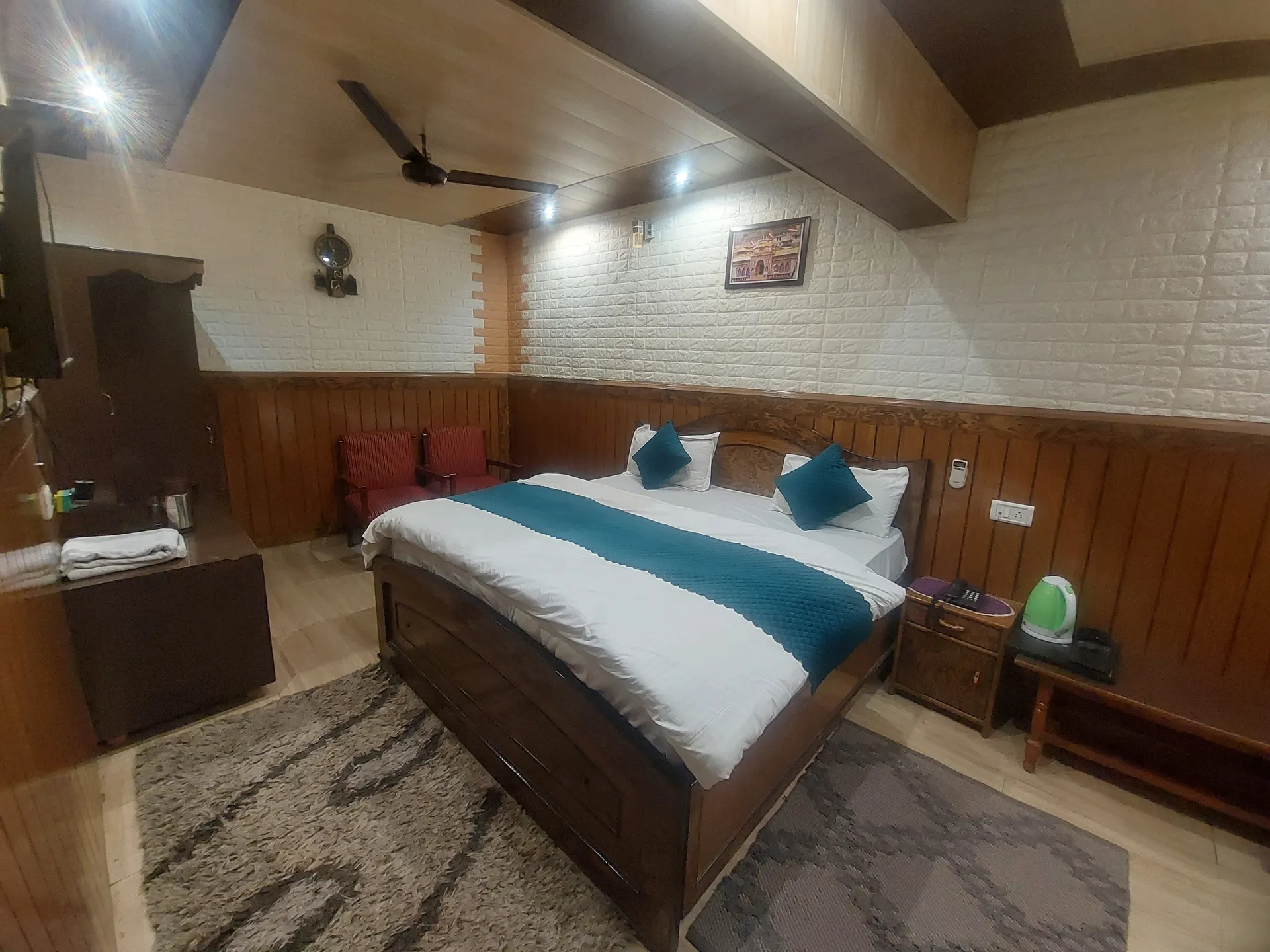 Hotel Suri ( 2kms From Sangam) - Rudraprayag Room