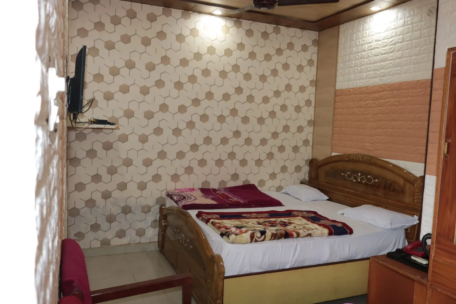 Hotel Suri ( 2kms From Sangam) - Rudraprayag Room