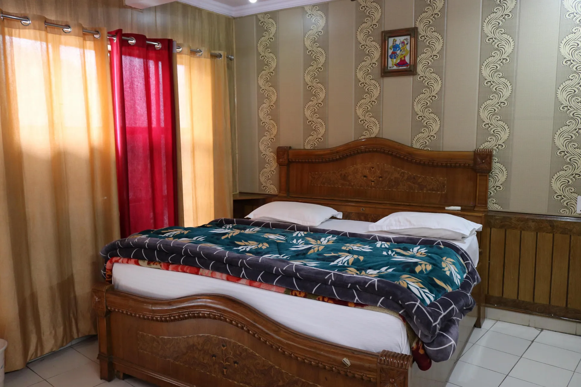 Hotel Suri ( 2kms From Sangam) - Rudraprayag Room