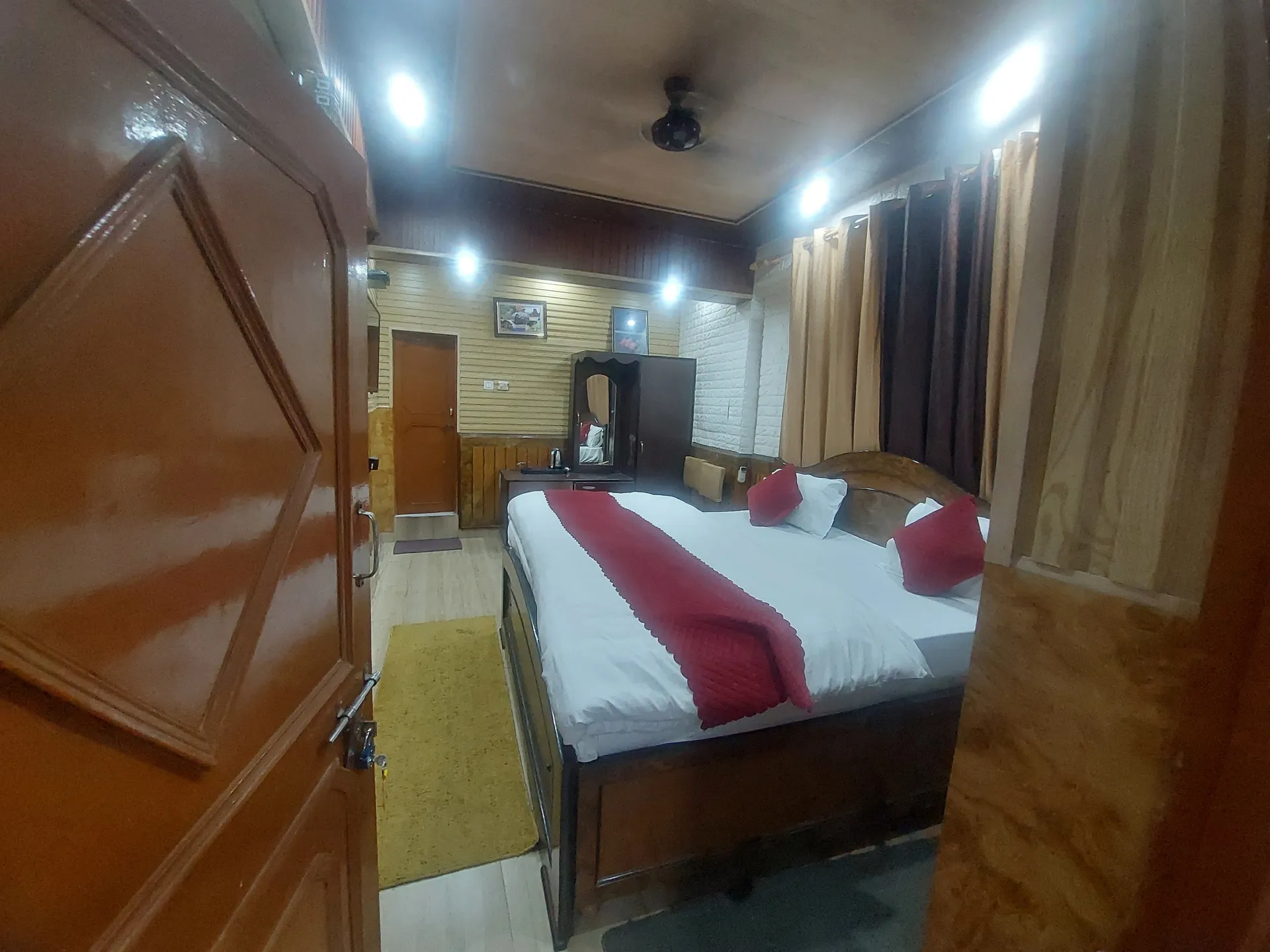 Hotel Suri ( 2kms From Sangam) - Rudraprayag Room