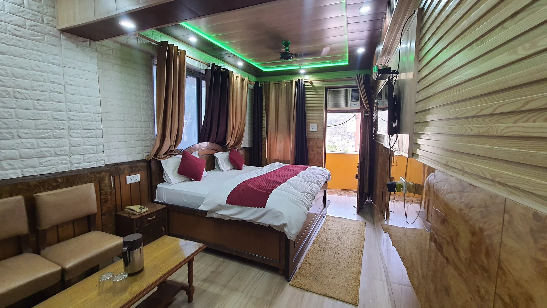 Hotel Suri ( 2kms From Sangam) - Rudraprayag Room