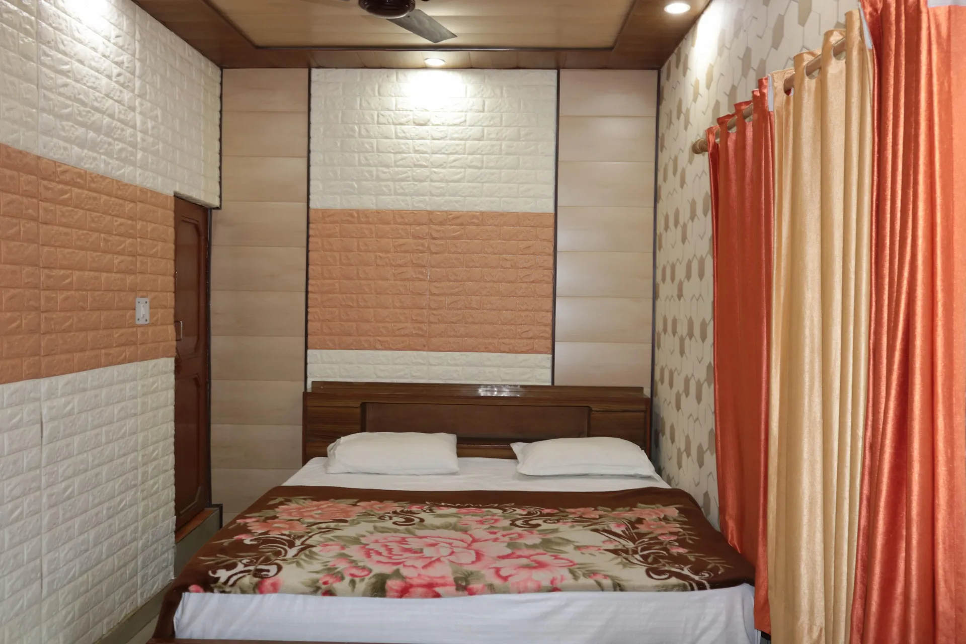 Hotel Suri ( 2kms From Sangam) - Rudraprayag Room