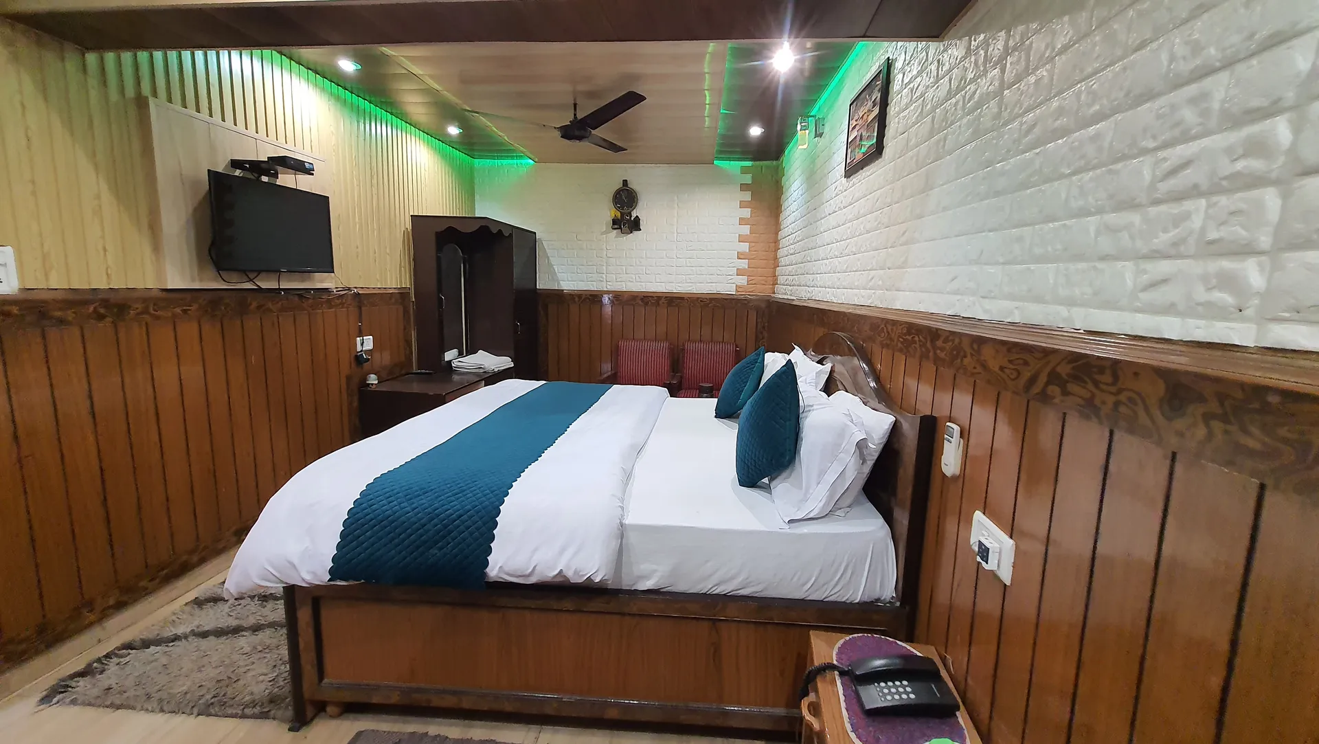 Hotel Suri ( 2kms From Sangam) - Rudraprayag Room