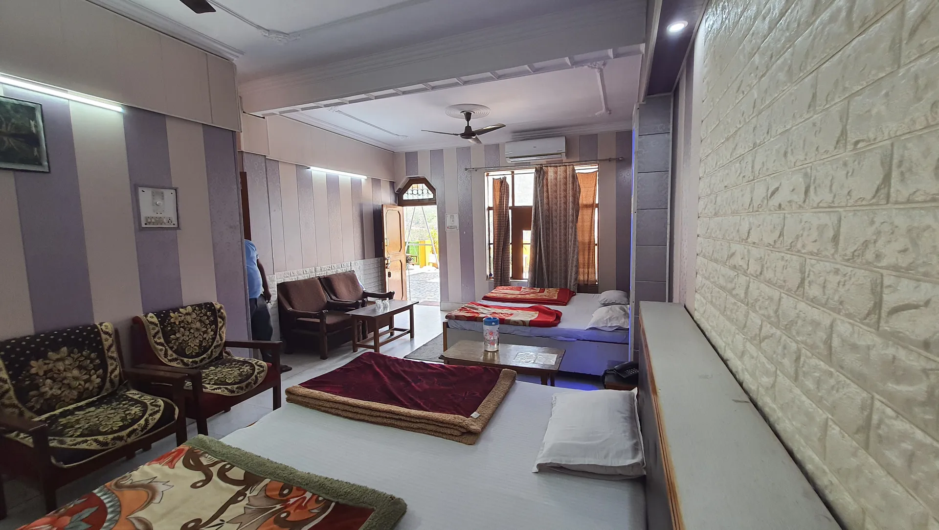 Hotel Suri ( 2kms From Sangam) - Rudraprayag Room