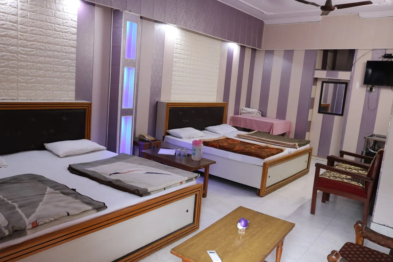 Hotel Suri ( 2kms From Sangam) - Rudraprayag Room