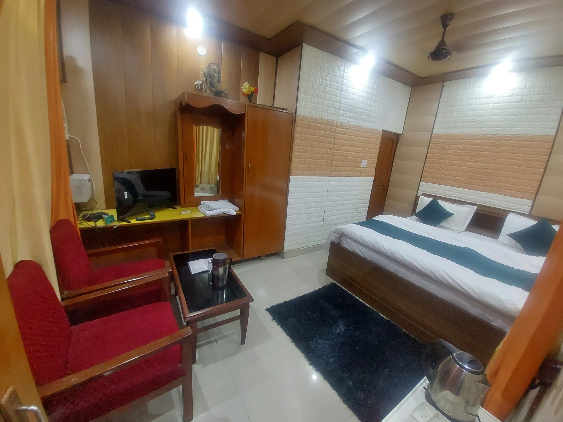 Hotel Suri ( 2kms From Sangam) - Rudraprayag Room