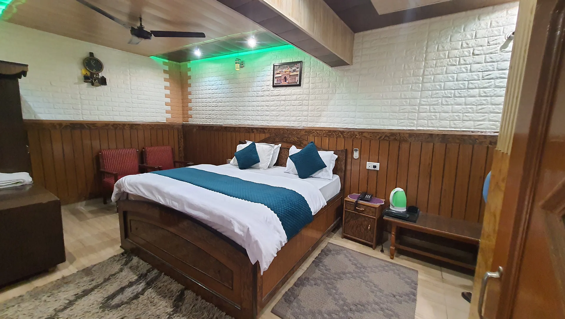 Hotel Suri ( 2kms From Sangam) - Rudraprayag Room