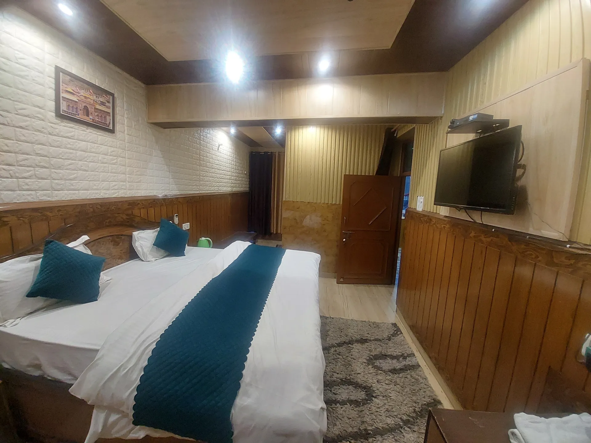 Hotel Suri ( 2kms From Sangam) - Rudraprayag Room