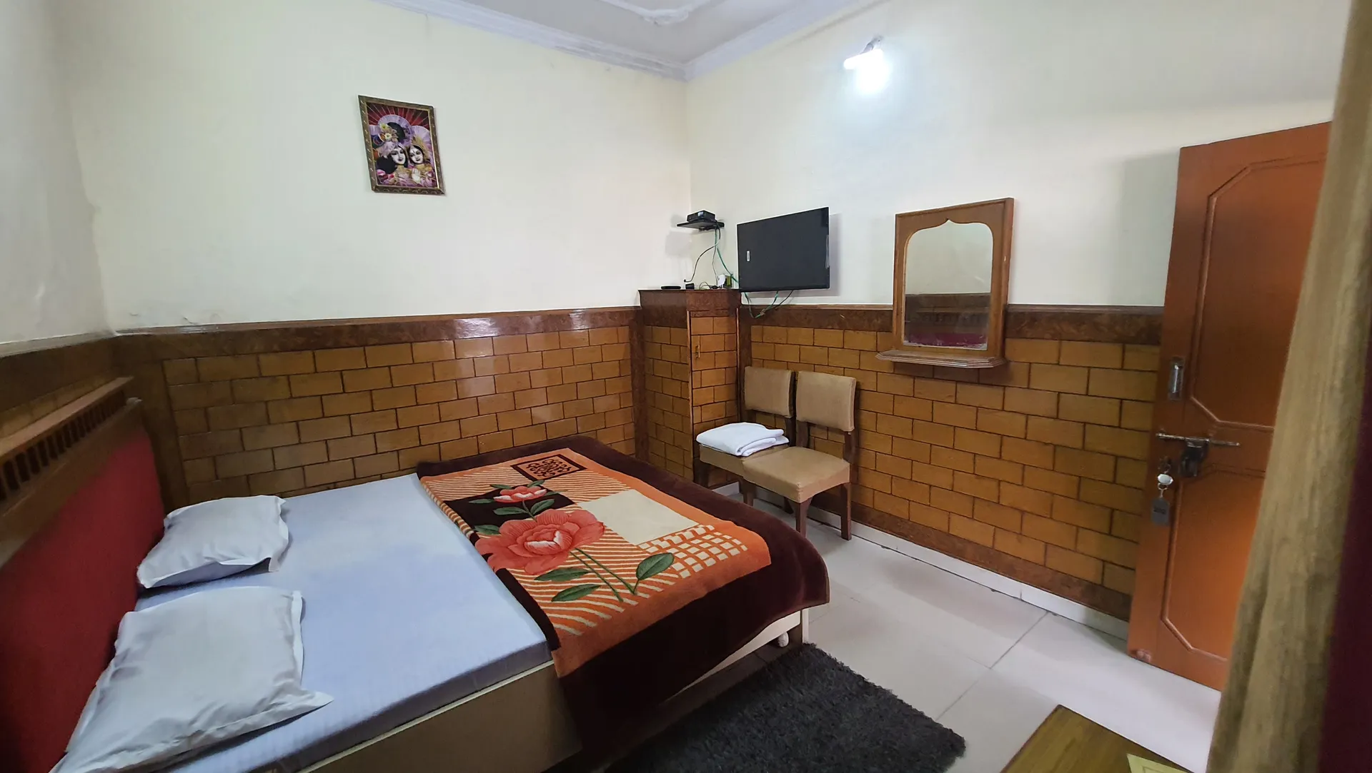 Hotel Suri ( 2kms From Sangam) - Rudraprayag Room
