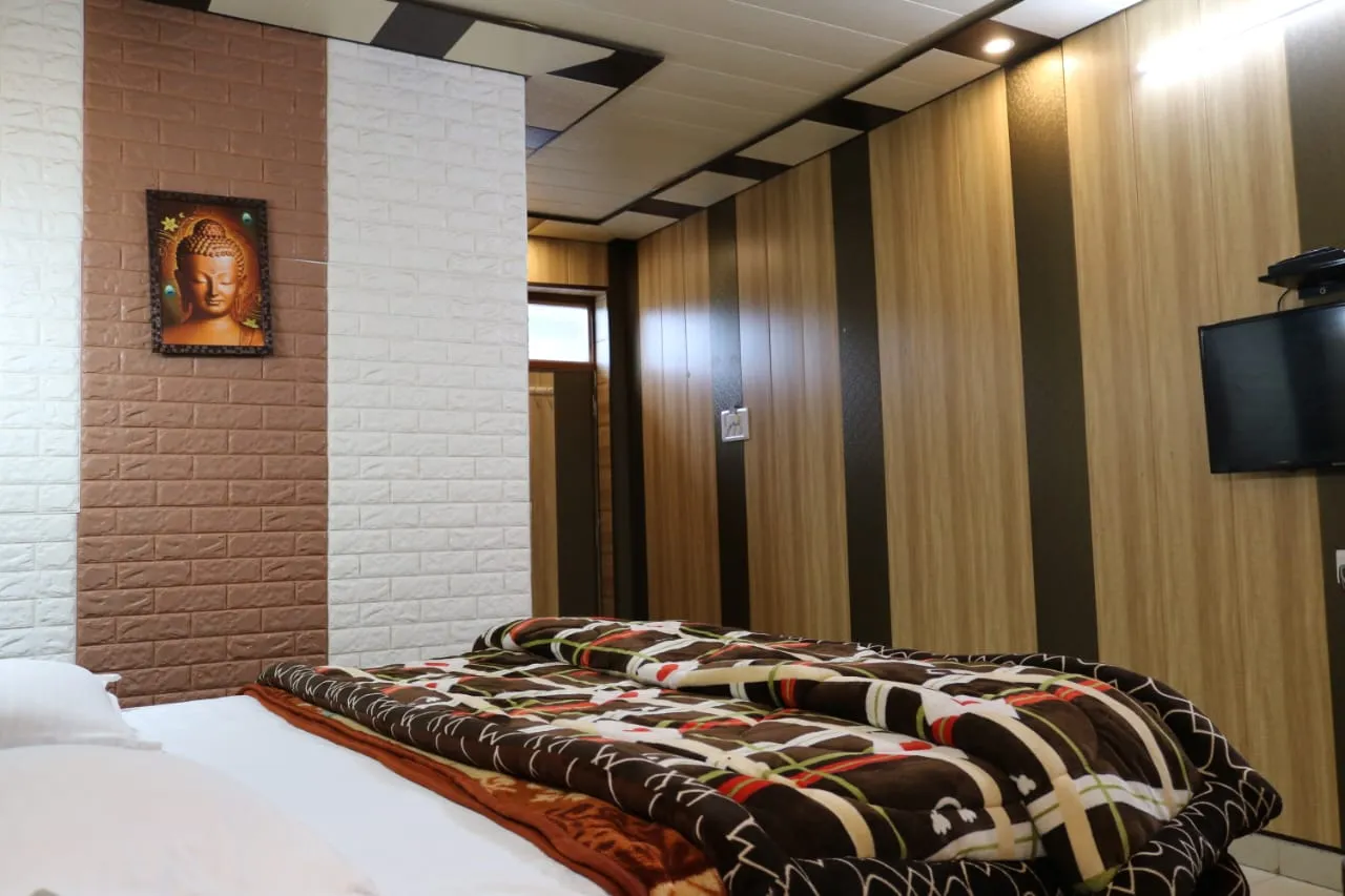 Hotel Suri ( 2kms From Sangam) - Rudraprayag Room