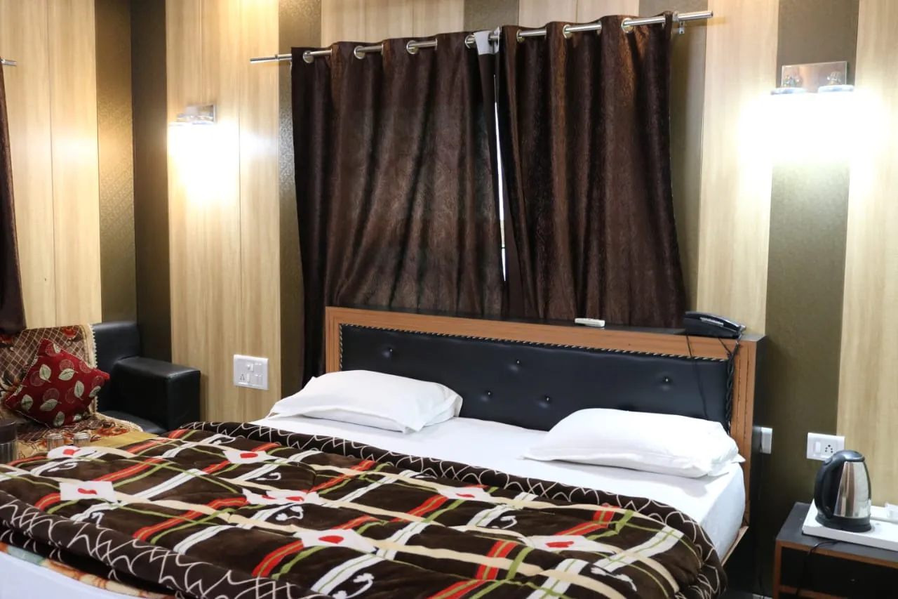 Hotel Suri ( 2kms From Sangam) - Rudraprayag Room