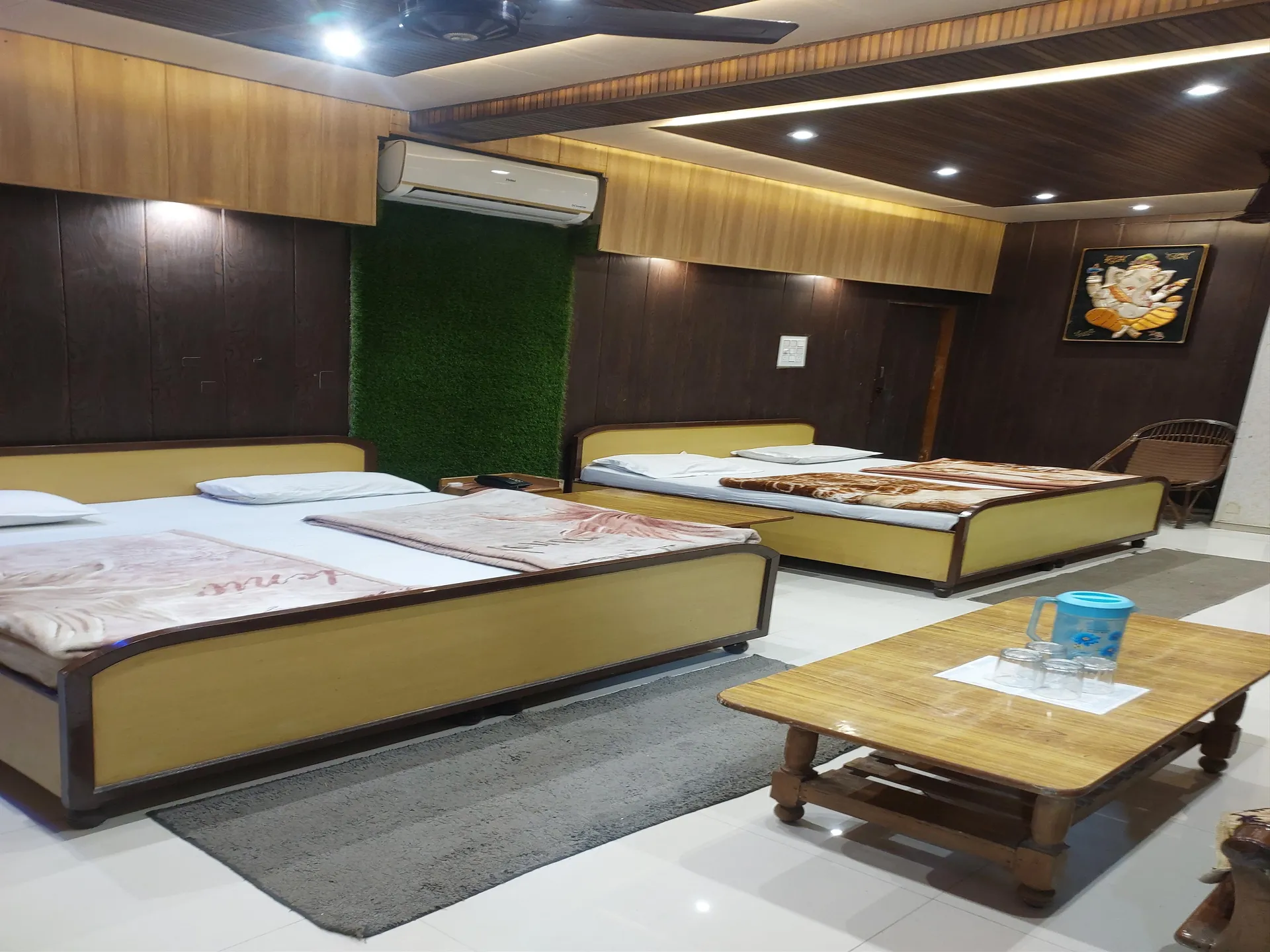 Hotel Suri ( 2kms From Sangam) - Rudraprayag Room