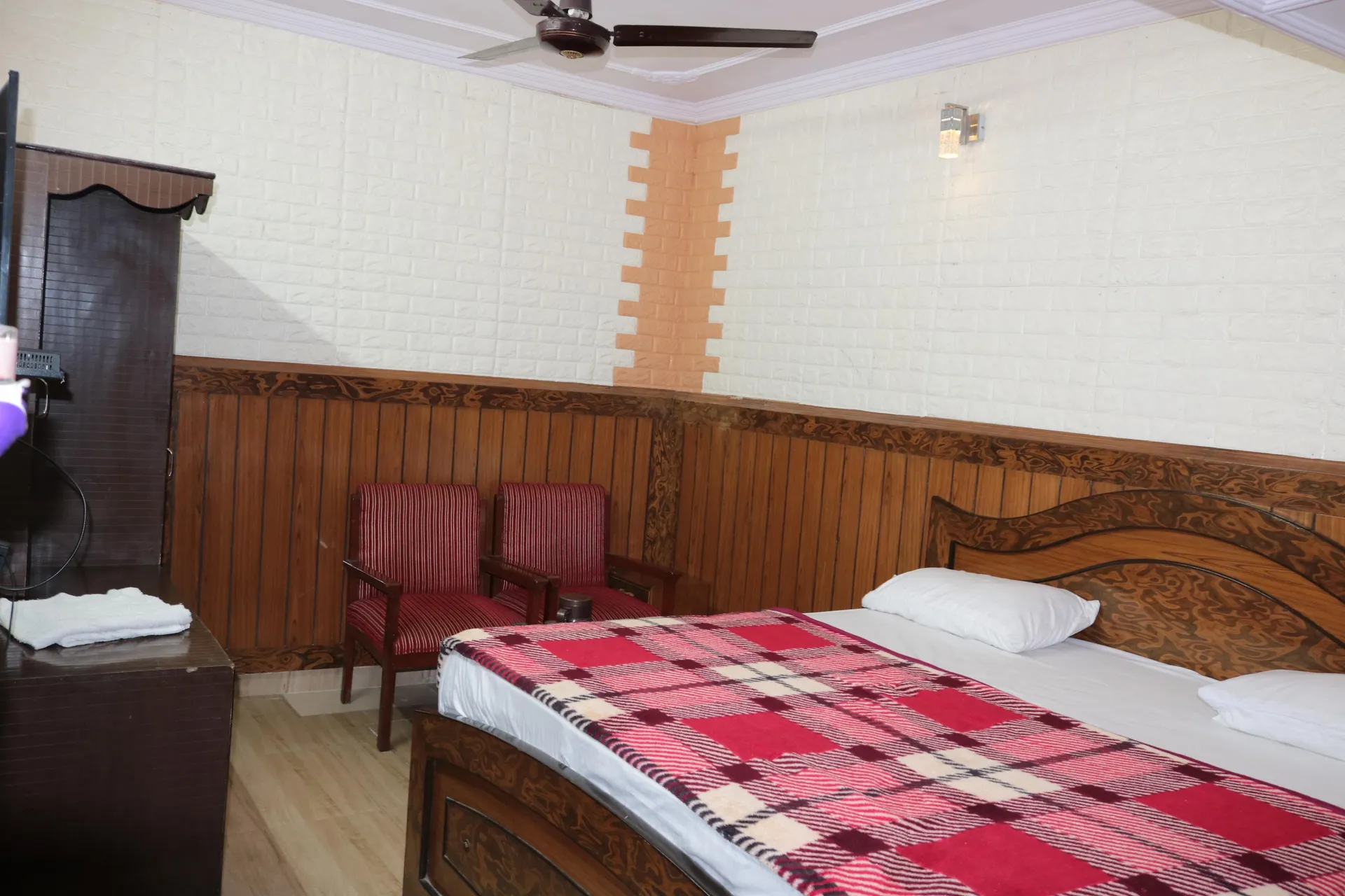 Hotel Suri ( 2kms From Sangam) - Rudraprayag Room