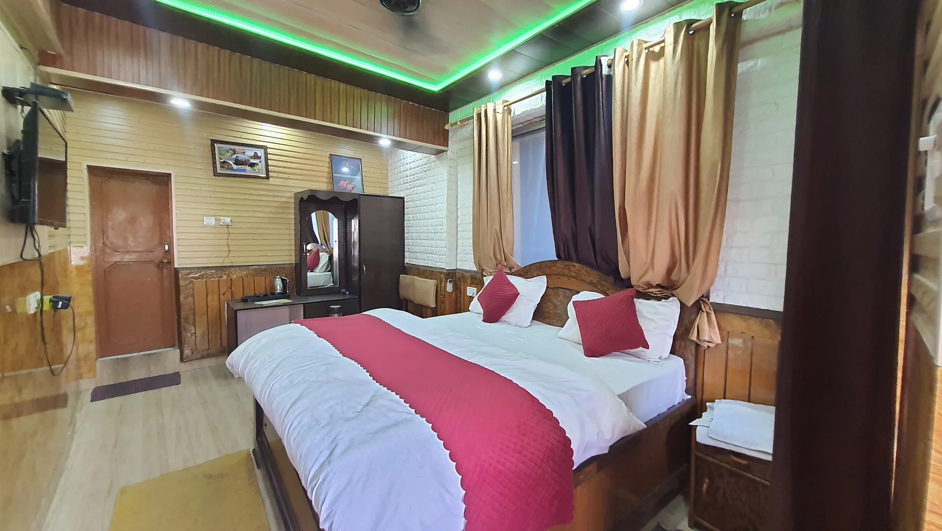 Hotel Suri ( 2kms From Sangam) - Rudraprayag Room