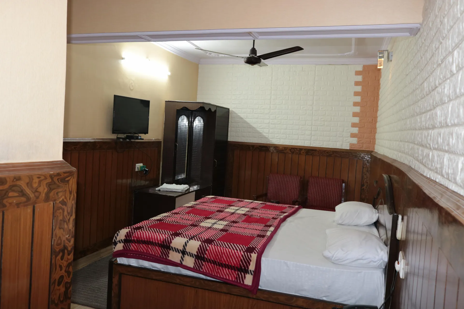 Hotel Suri ( 2kms From Sangam) - Rudraprayag Room