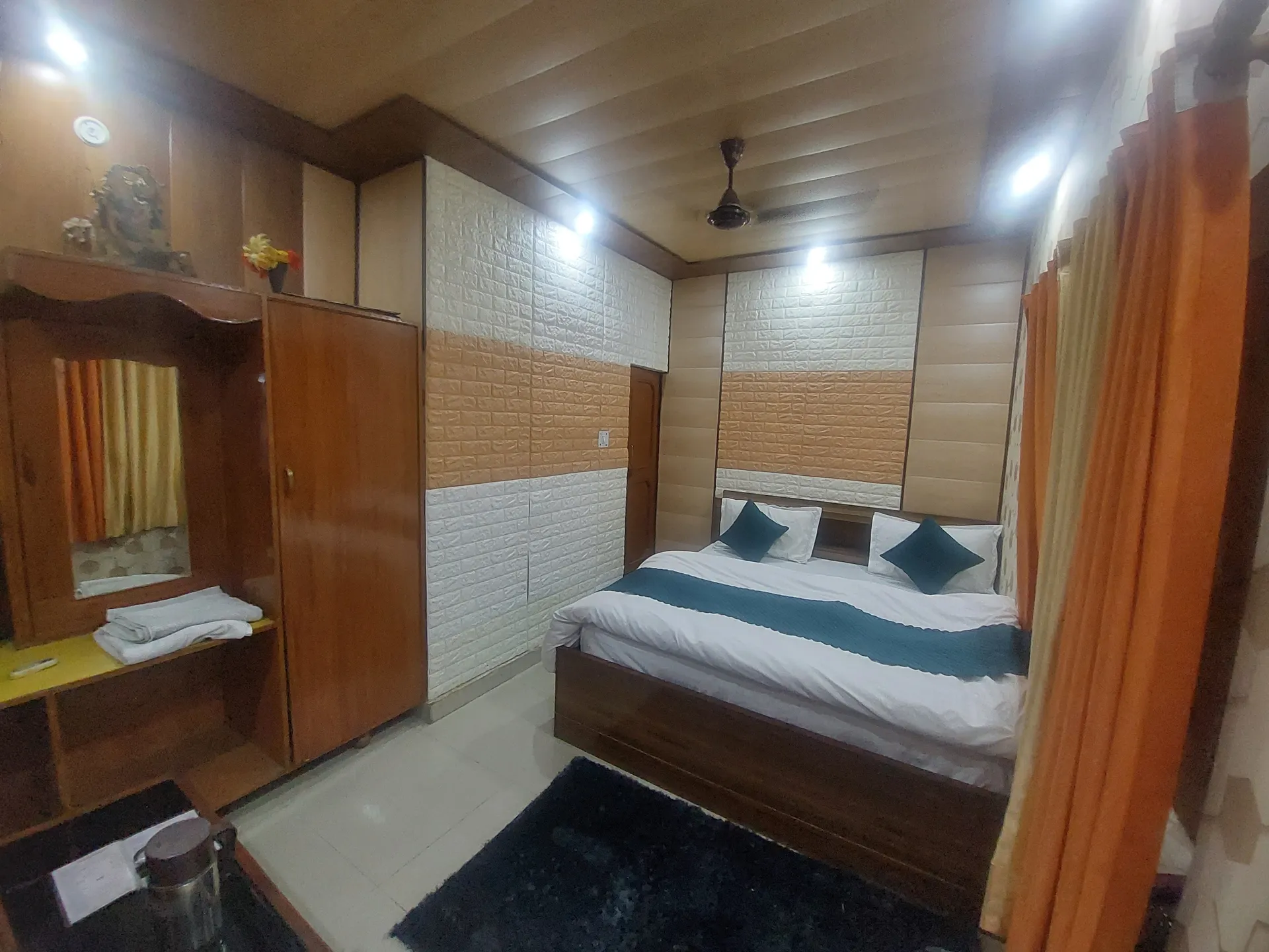 Hotel Suri ( 2kms From Sangam) - Rudraprayag Room