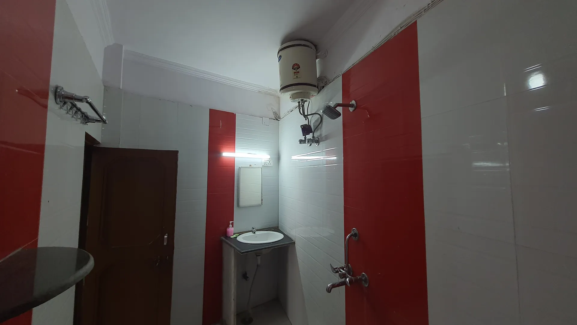 Hotel Suri ( 2kms From Sangam) - Rudraprayag Washroom