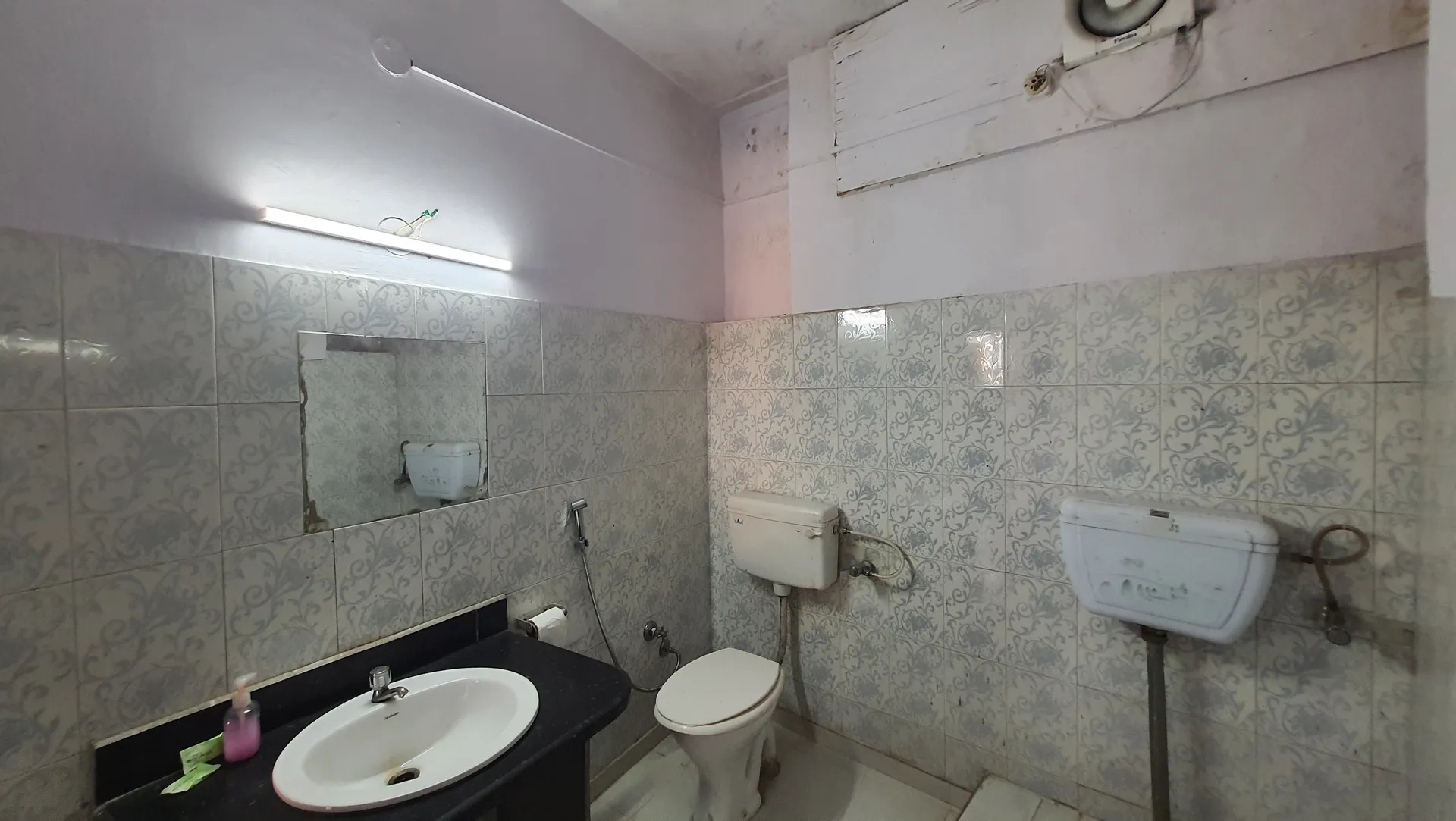Hotel Suri ( 2kms From Sangam) - Rudraprayag Washroom