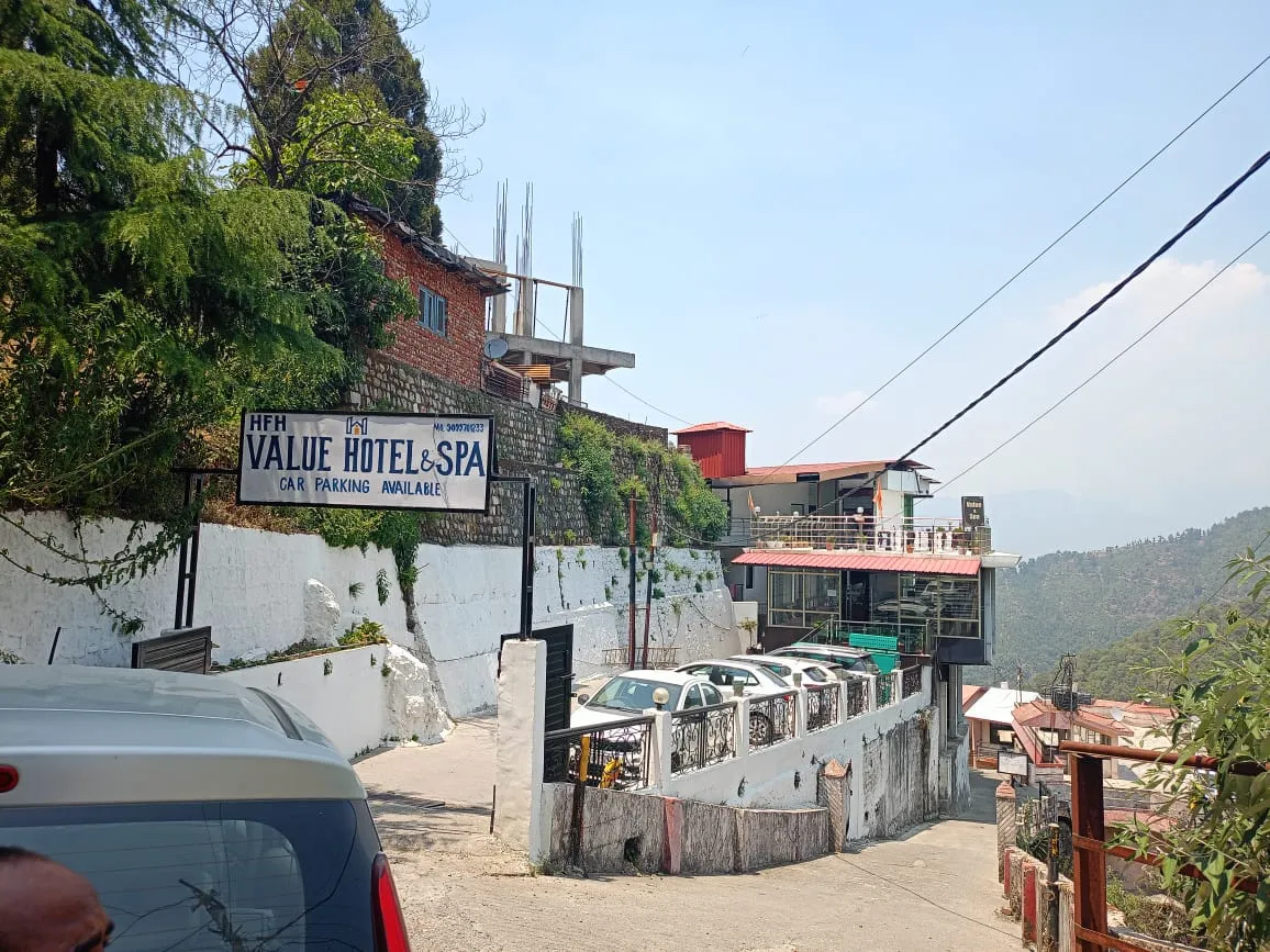 Hotel Tigers Roare Parking