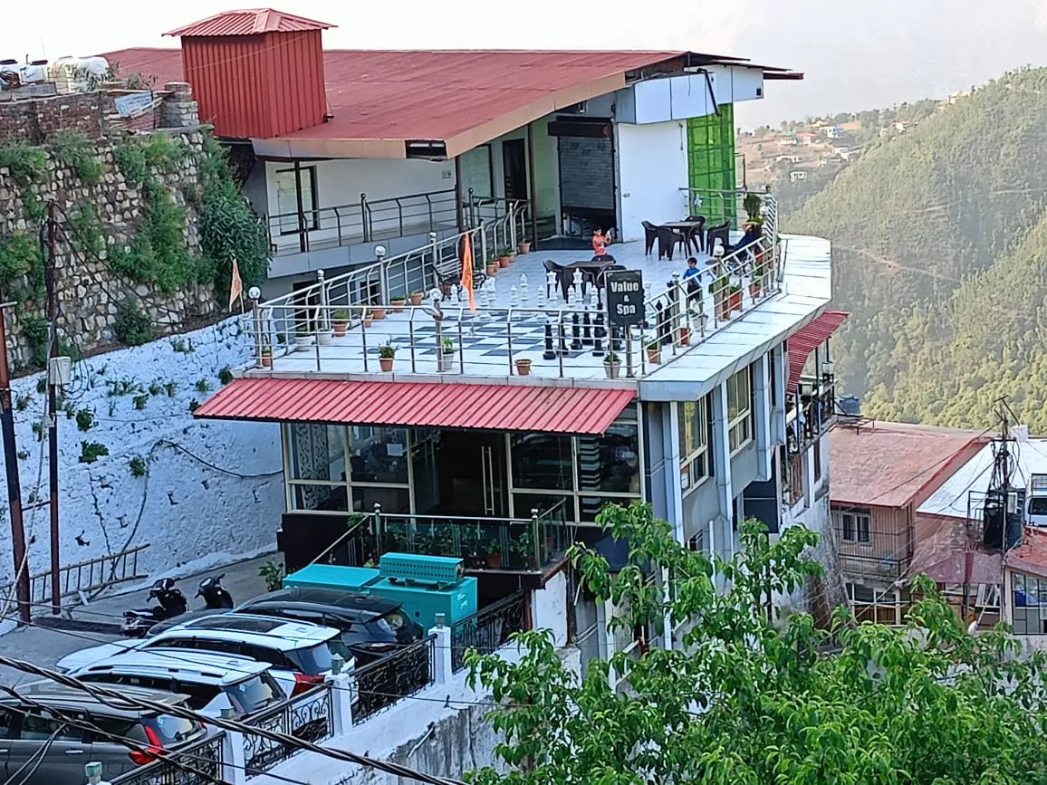 Hotel Tigers Roare Parking