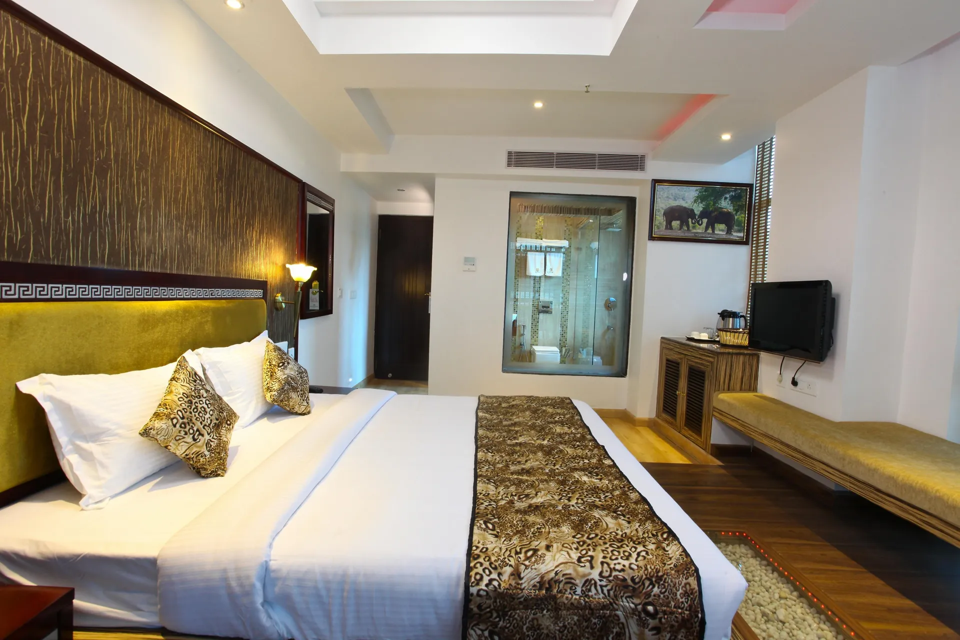 Hotel Tigers Roare Room