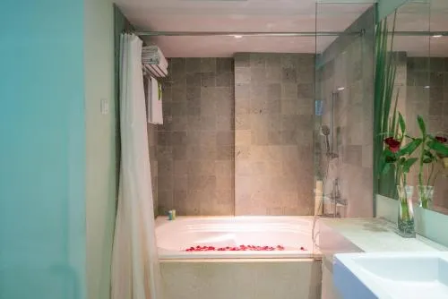 Eden Hotel Kuta Washroom