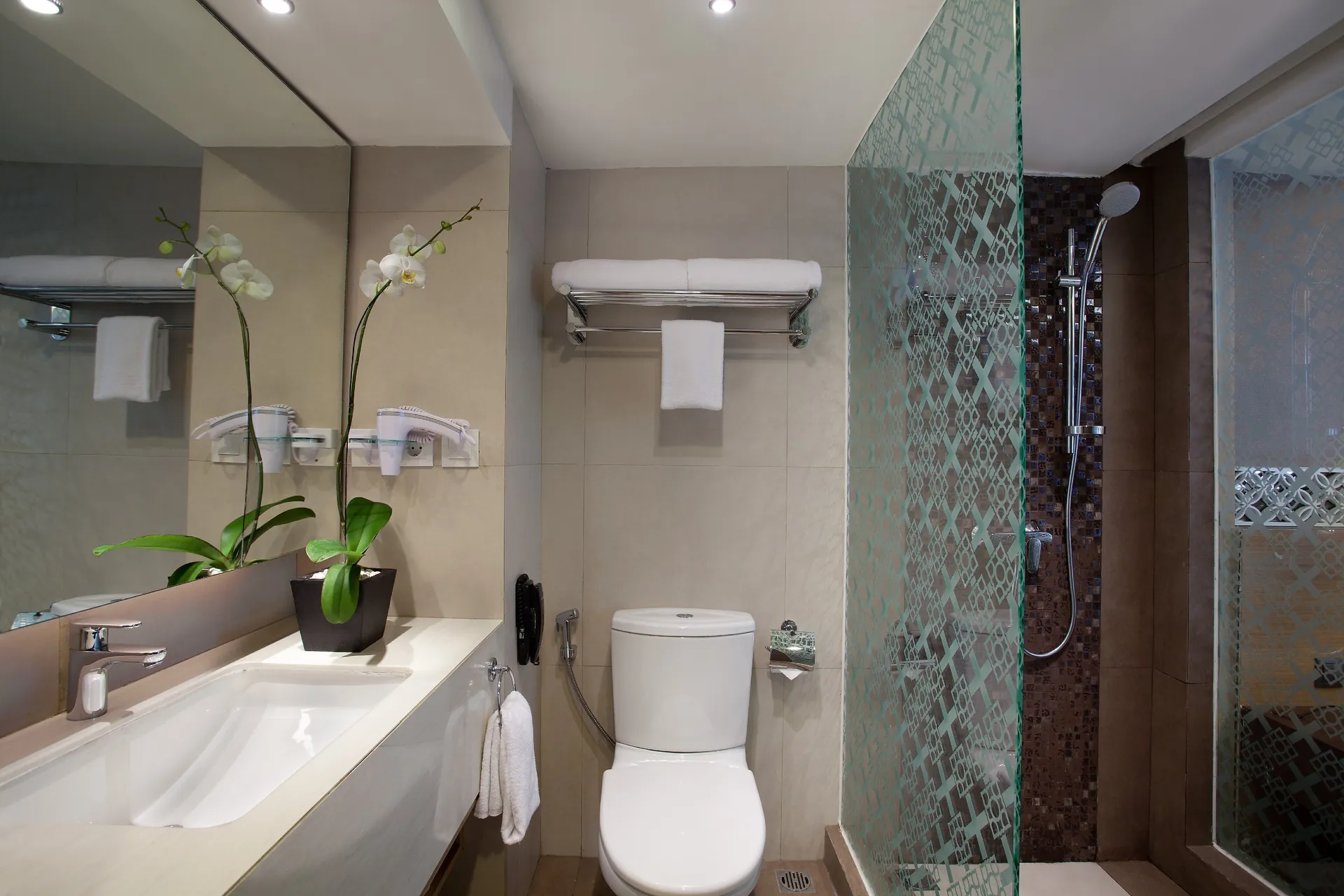 Ramada by Wyndham Bali Sunset Road Kuta Washroom