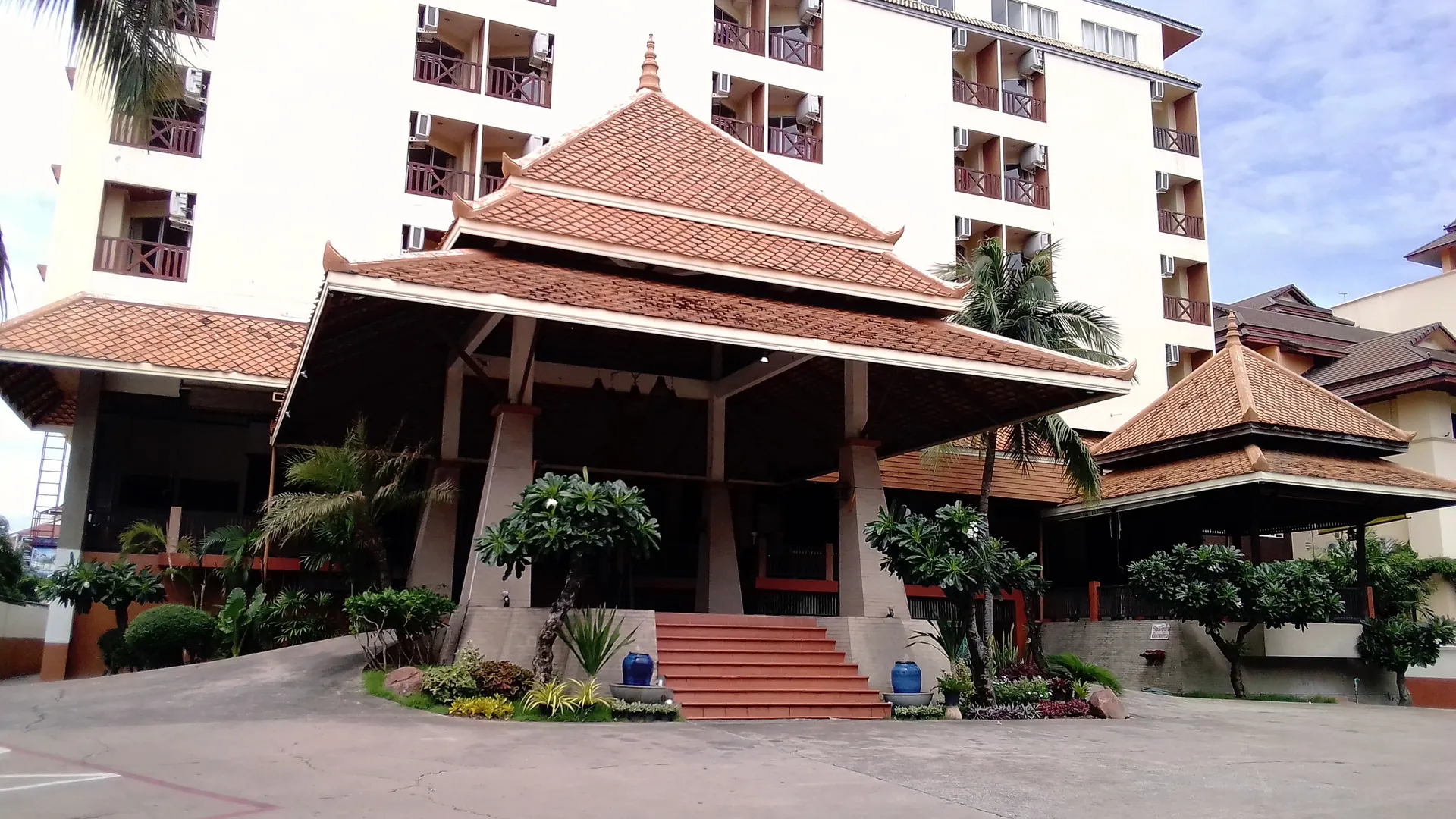 Phuphaya Resort Pattaya Entrance