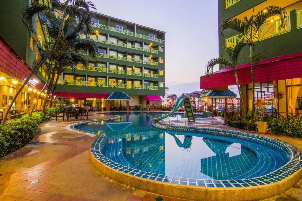 Phuphaya Resort Pattaya Swimming Pool 2
