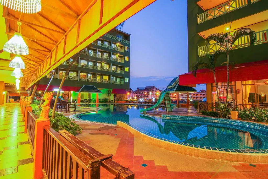 Phuphaya Resort Pattaya Swimming Pool 2