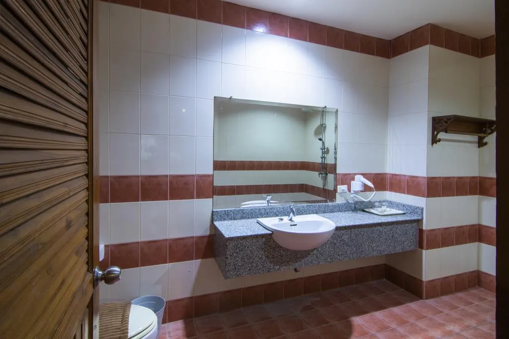 Phuphaya Resort Pattaya Washroom